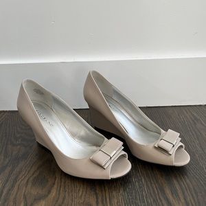Nude peep-toe wedges with a bow